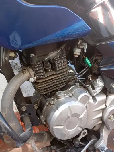 Moto azul deportiva en buen estado - miniatura 5