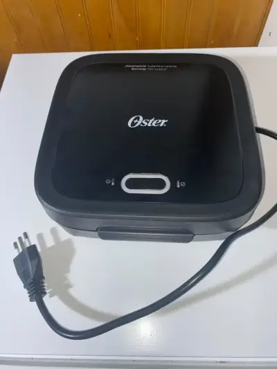 Parrilla eléctrica Oster compacta negra - miniatura 1
