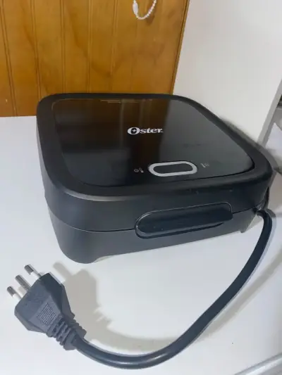 Parrilla eléctrica Oster compacta negra - miniatura 2