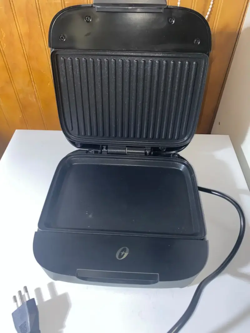 Parrilla eléctrica Oster compacta negra - 3