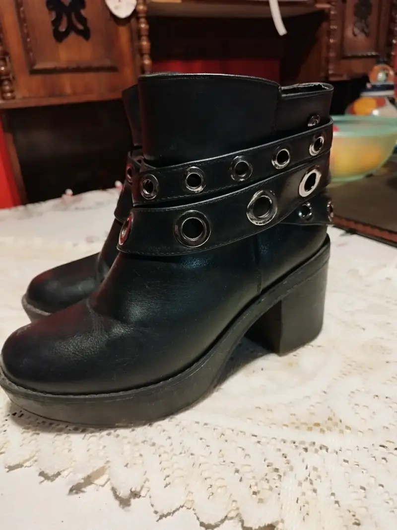 Botines de cuero negro con hebillas decorativas - 1