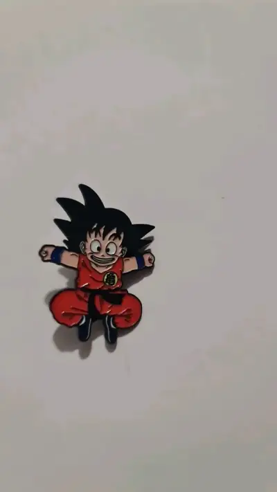 Pin de Goku pequeño en traje rojo - miniatura 1