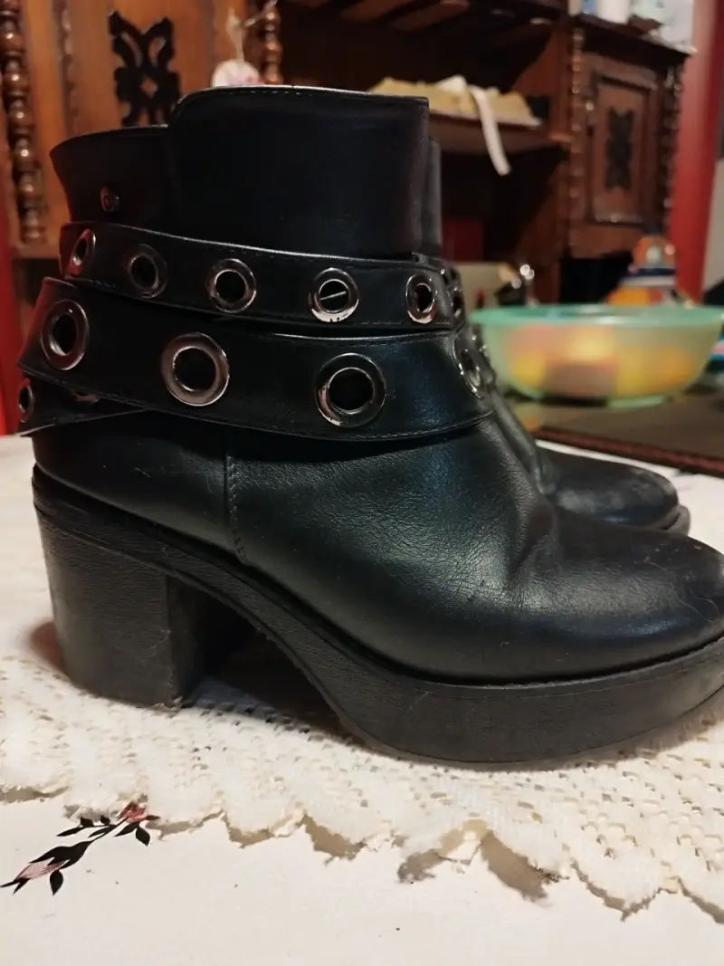 Botines de cuero negro con hebillas decorativas - 2