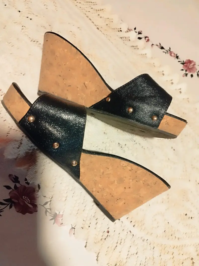 Botines de cuero negro con hebillas decorativas - 4