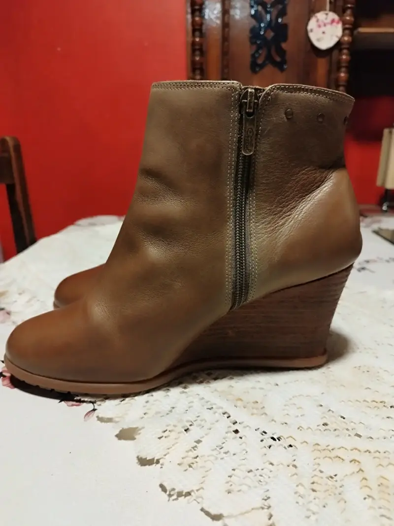 Botines de cuero negro con hebillas decorativas - 5