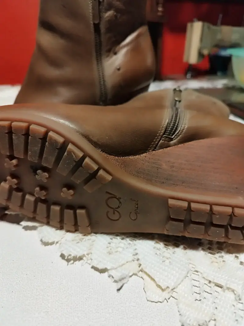 Botines de cuero negro con hebillas decorativas - 6