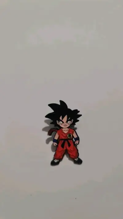 Pin de personaje animado en traje rojo - miniatura 1