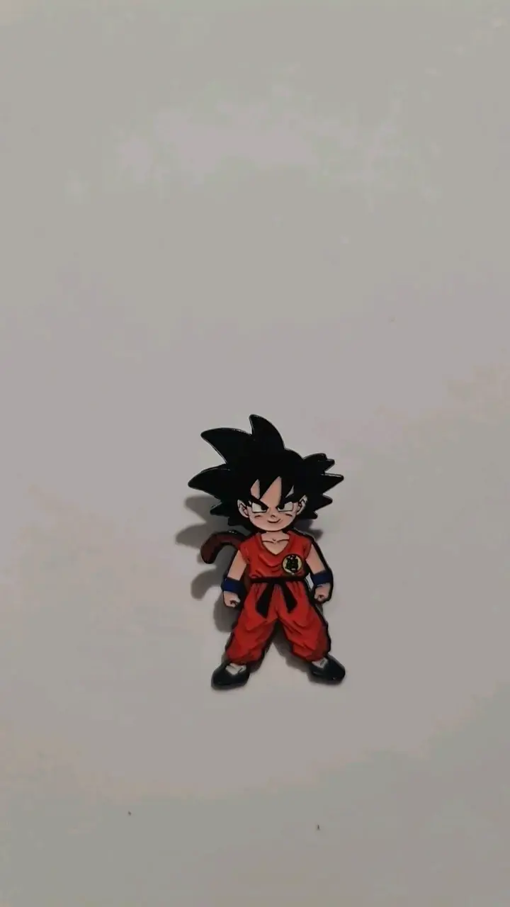 Pin de personaje animado en traje rojo - 2