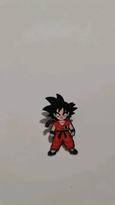 Pin de personaje animado en traje rojo - miniatura 2