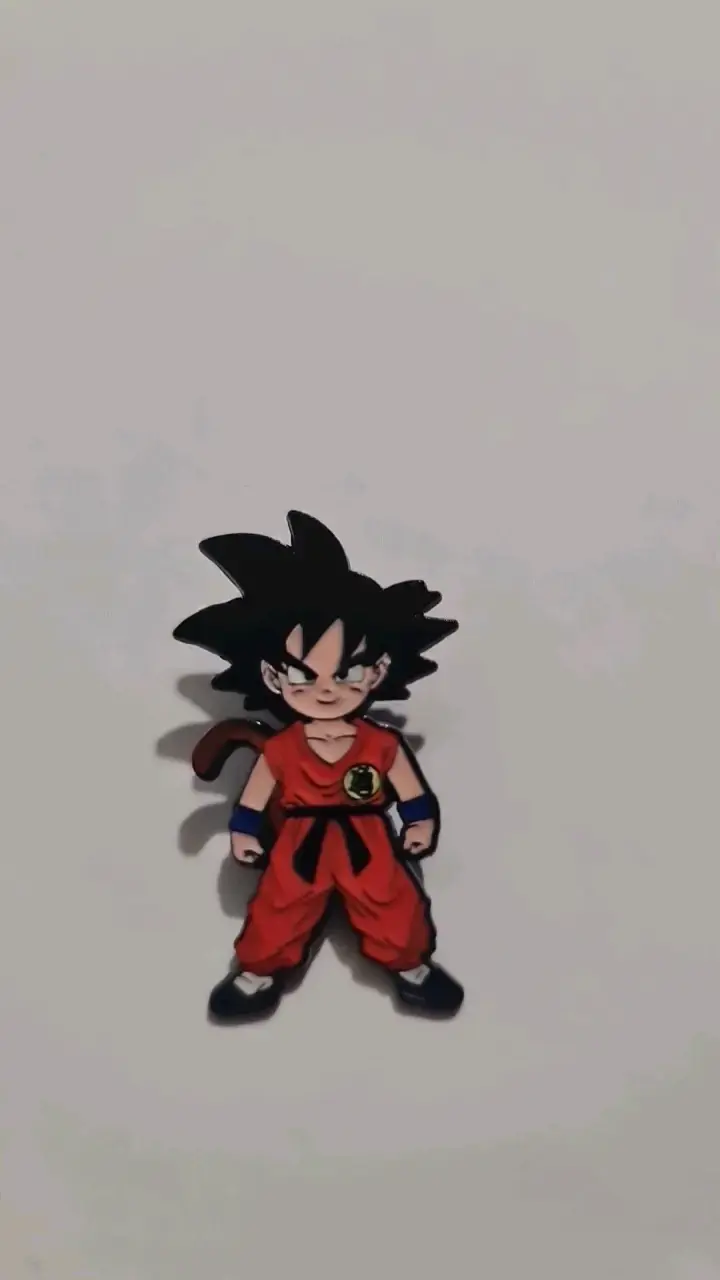 Pin de personaje animado en traje rojo - 3
