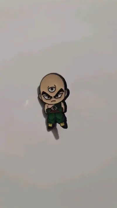 Pin de personaje anime con diseño único - miniatura 1