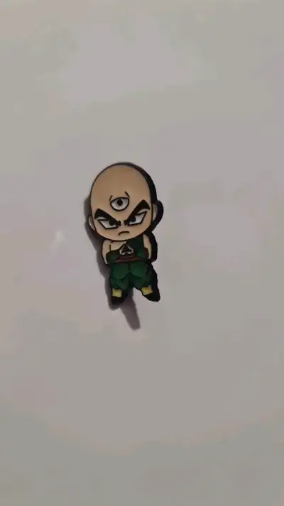 Pin de personaje anime con diseño único - miniatura 2