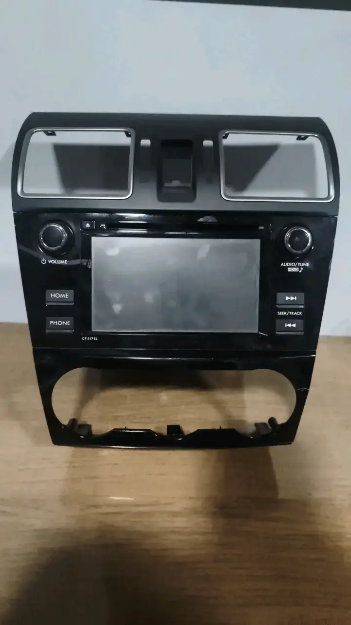 Panel frontal para auto con controles multimedia - 2