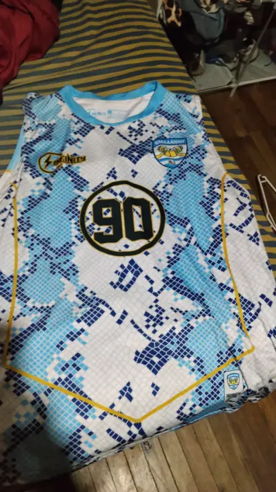 Camiseta deportiva azul y blanca con número 90 - miniatura 1