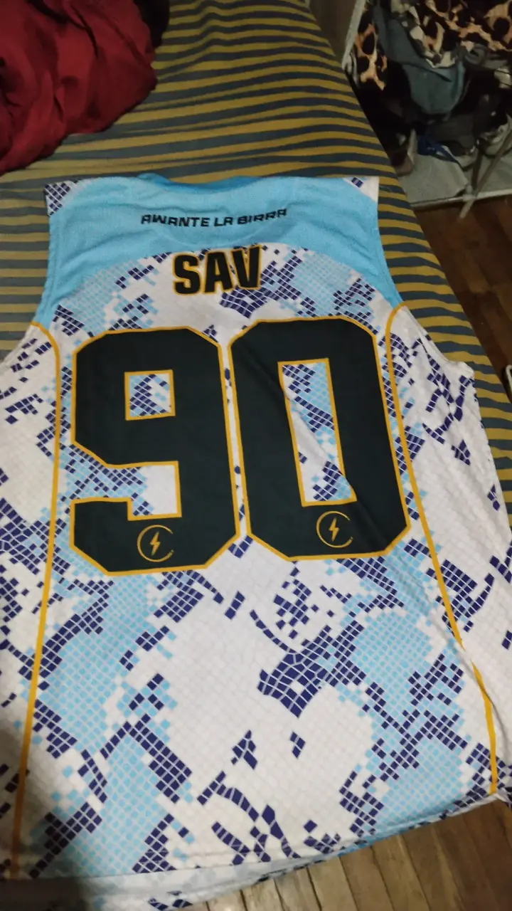 Camiseta deportiva azul y blanca con número 90 - 2