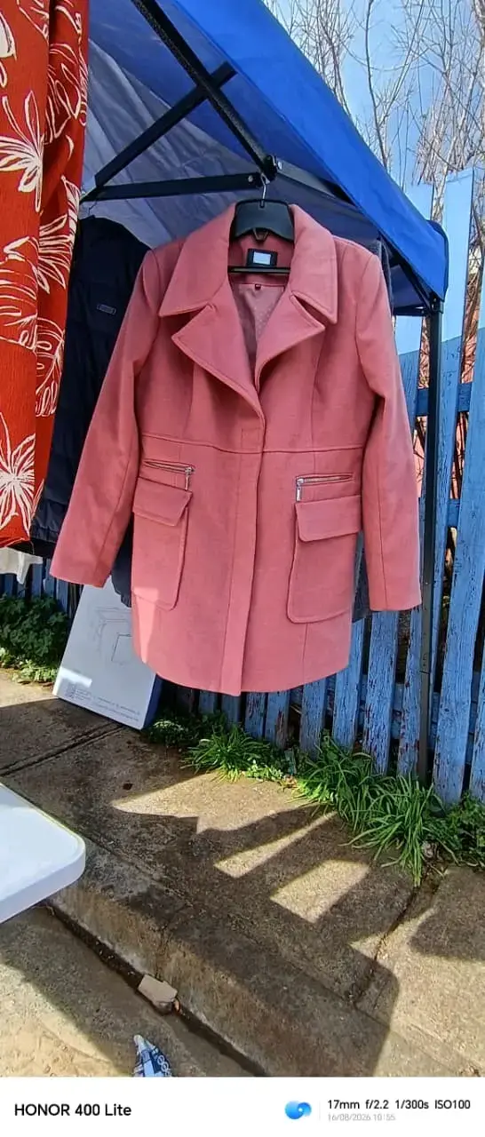 Abrigo rosa con bolsillos y cierre