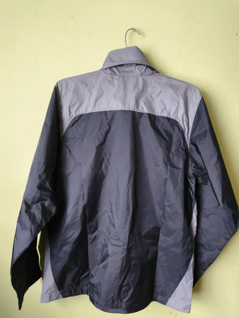 Chaqueta impermeable Columbia gris y negra - 2