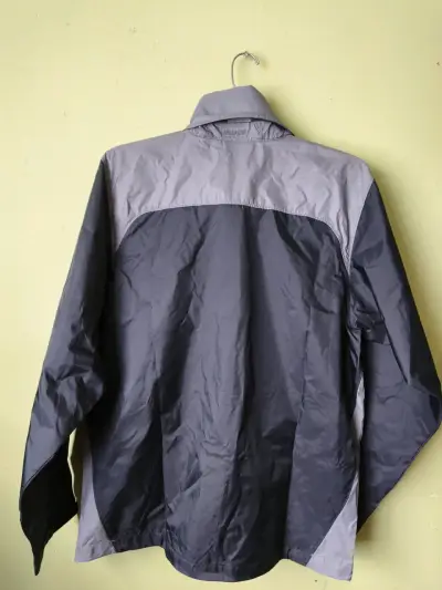 Chaqueta impermeable Columbia gris y negra - miniatura 2