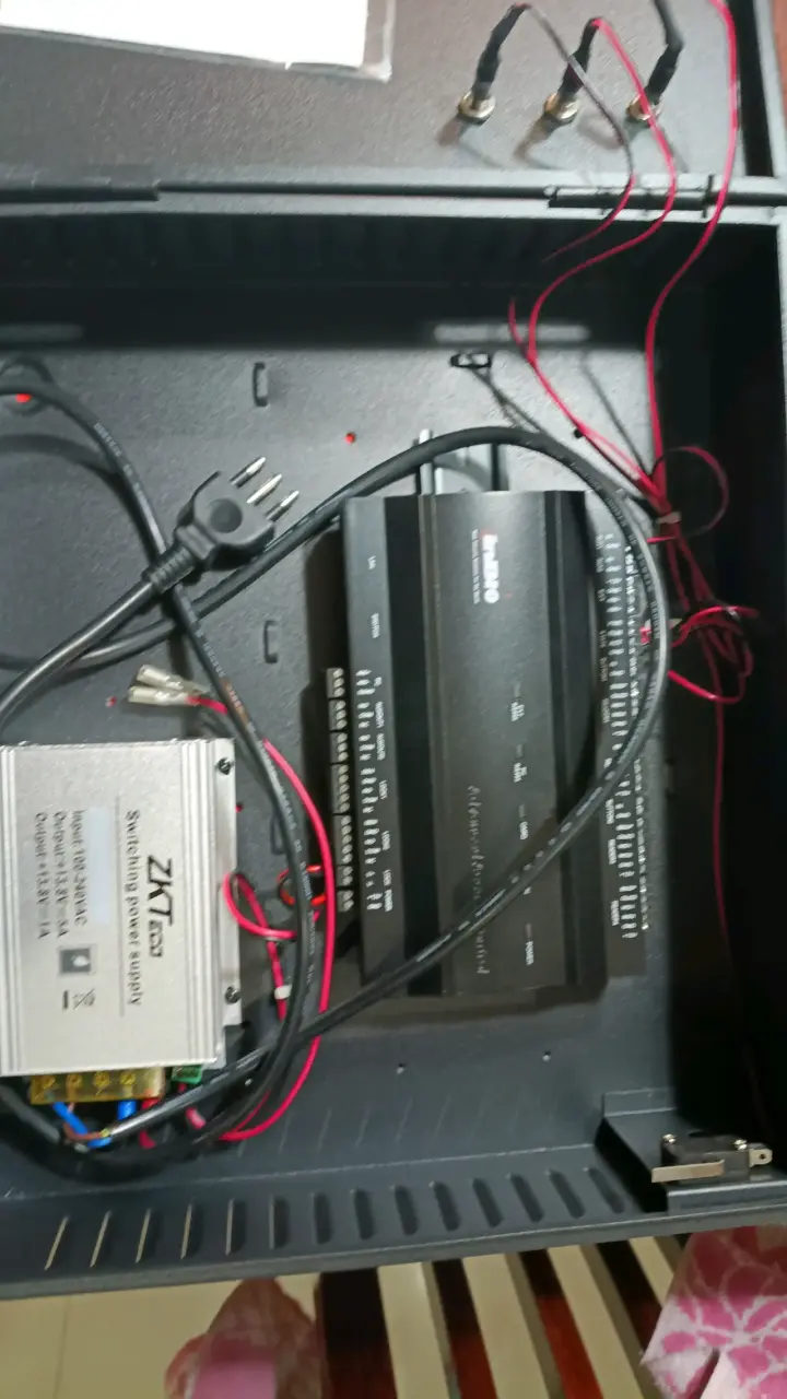 Sistema de control de acceso ZKTeco con fuente de poder - 1