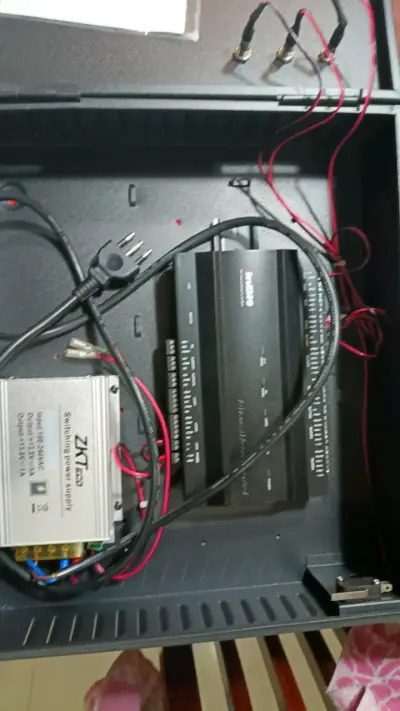 Sistema de control de acceso ZKTeco con fuente de poder - miniatura 1