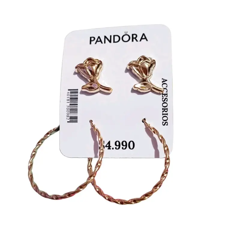 Aros de oro rosa Pandora con diseño de rosa