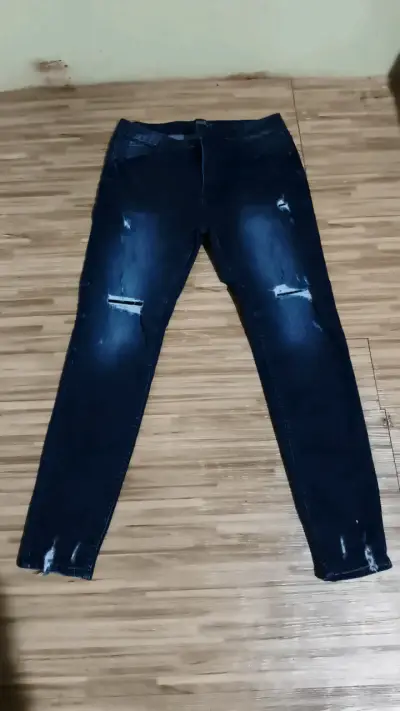 Jeans ajustados de mezclilla azul desgastados - miniatura 1