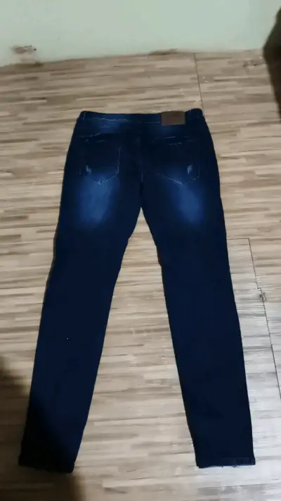 Jeans ajustados de mezclilla azul desgastados - miniatura 2