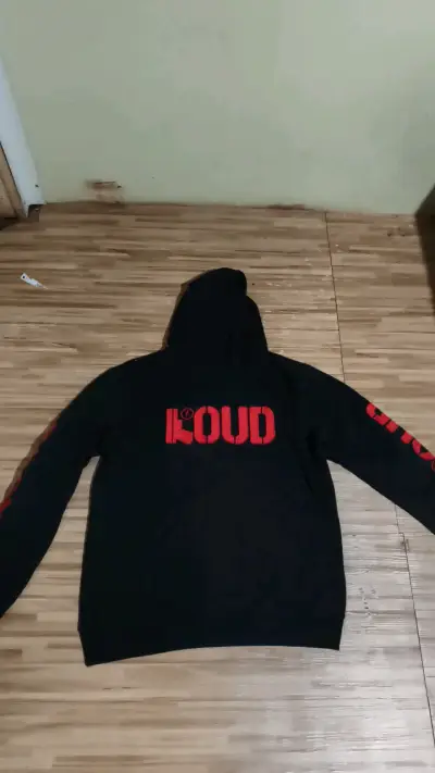 Polerón negro con capucha y diseño Loud - miniatura 1
