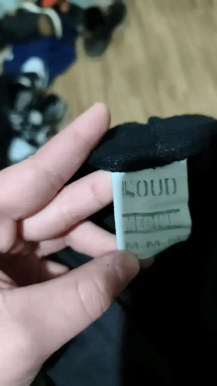 Polerón negro con capucha y diseño Loud - 2