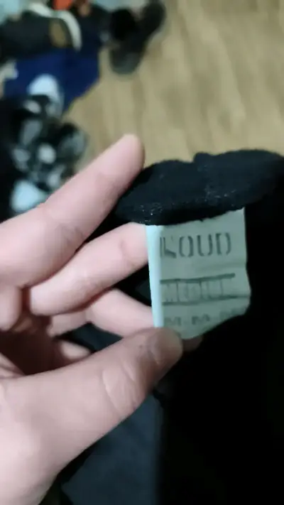 Polerón negro con capucha y diseño Loud - miniatura 2