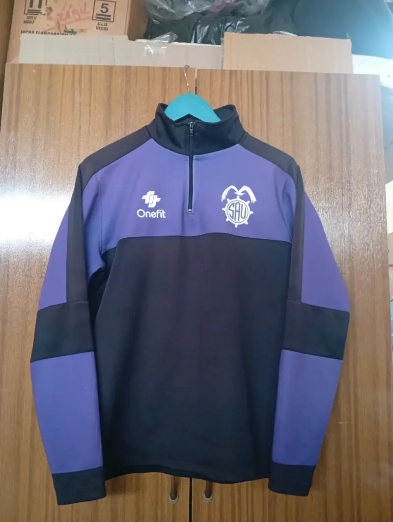 Polerón deportivo Onefit morado y negro - 1