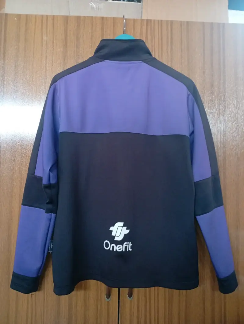 Polerón deportivo Onefit morado y negro - 4