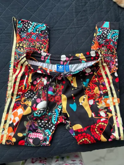 Pantalones deportivos estampados Adidas coloridos - miniatura 2