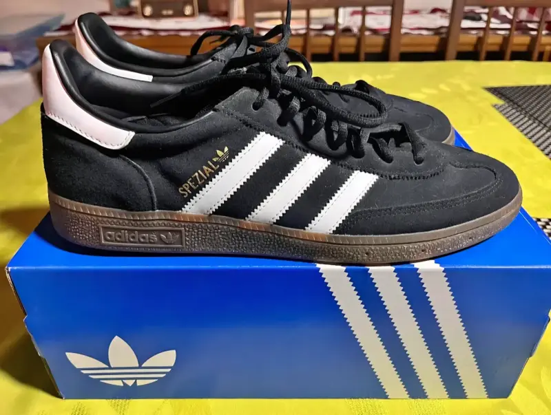 Zapatillas Adidas Spezial negras y blancas - 1