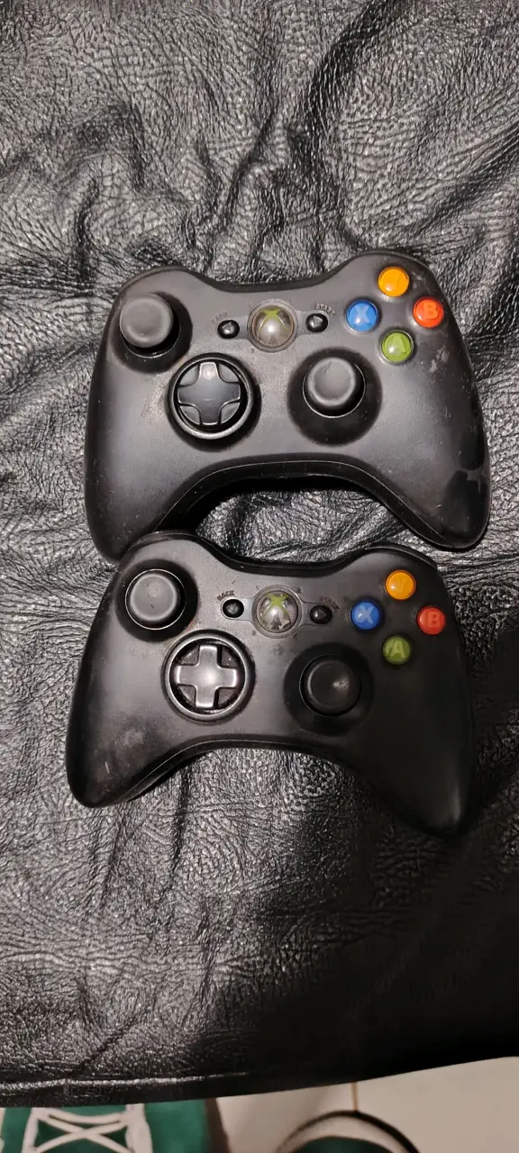 Consola Xbox 360 con dos controles y juegos - 1