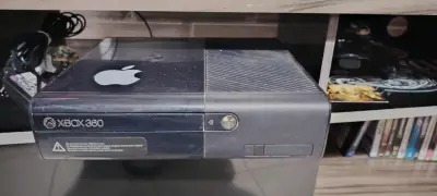 Consola Xbox 360 con dos controles y juegos - miniatura 2