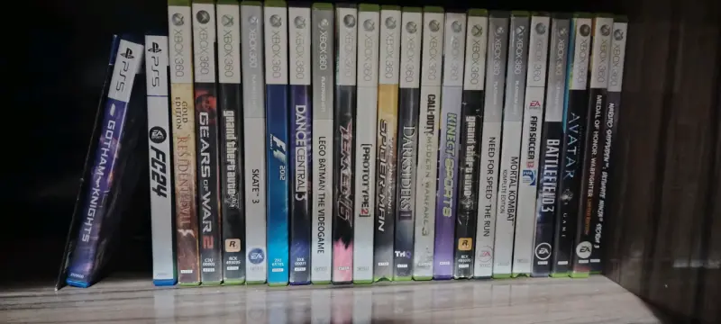 Consola Xbox 360 con dos controles y juegos - 3