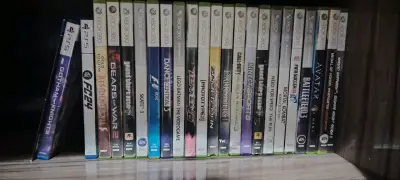 Consola Xbox 360 con dos controles y juegos - miniatura 3