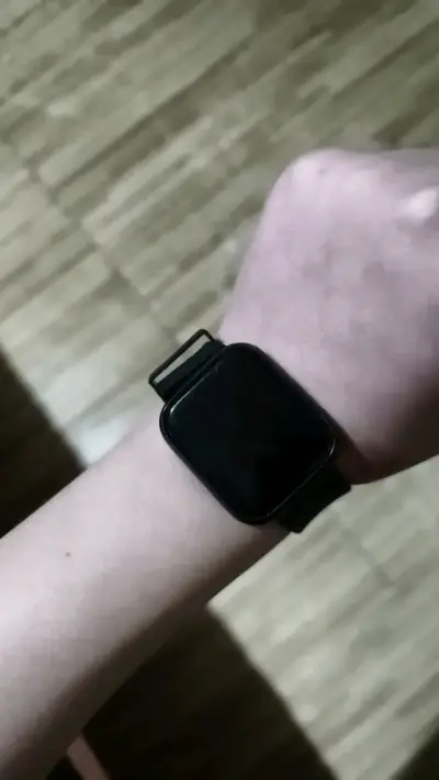 Reloj inteligente negro con correa ajustable - miniatura 1