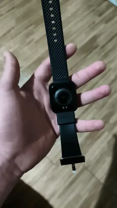 Reloj inteligente negro con correa ajustable - miniatura 2