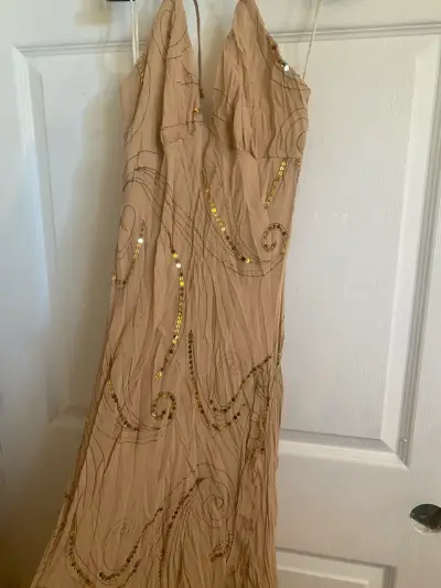 Vestido dosmilero  largo  con lentejuelas doradas - miniatura 2