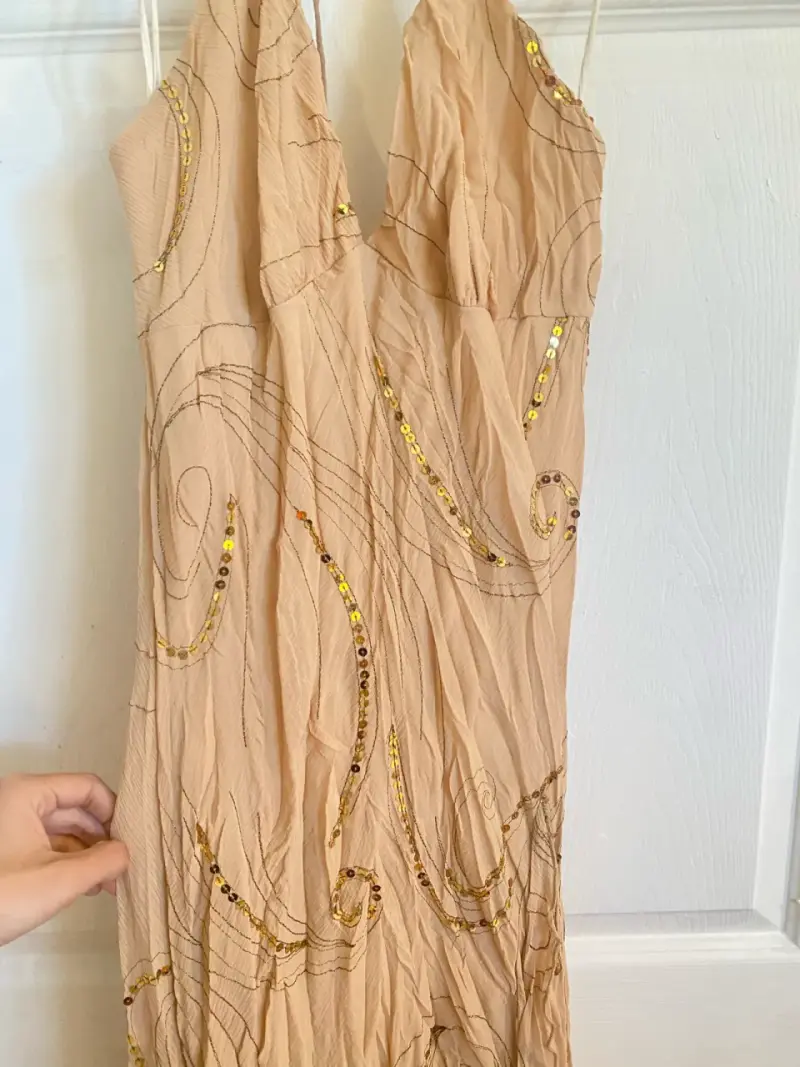 Vestido dosmilero largo con lentejuelas doradas - 3