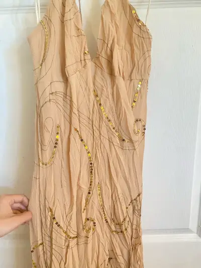 Vestido dosmilero  largo  con lentejuelas doradas - miniatura 3