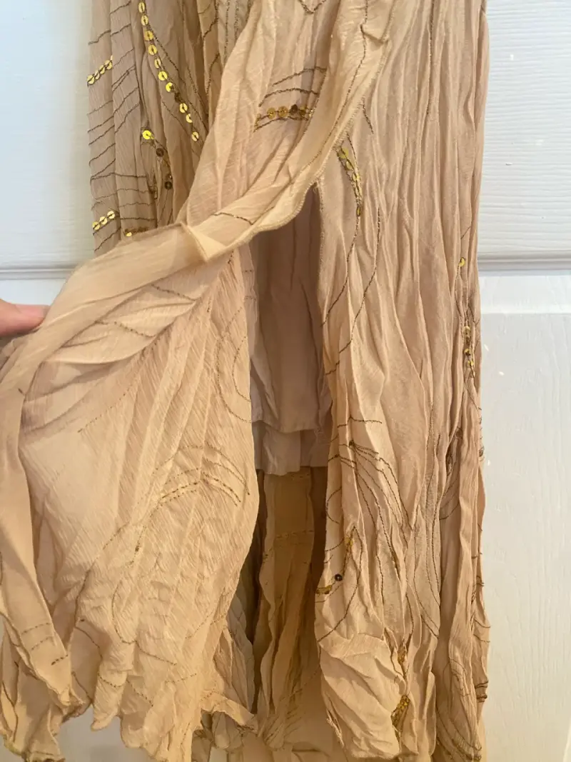 Vestido dosmilero largo con lentejuelas doradas - 4