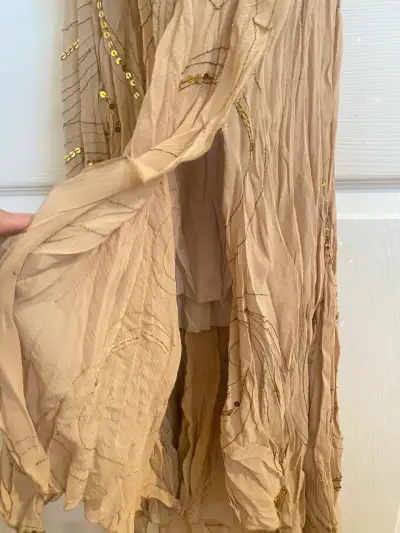 Vestido dosmilero  largo  con lentejuelas doradas - miniatura 4
