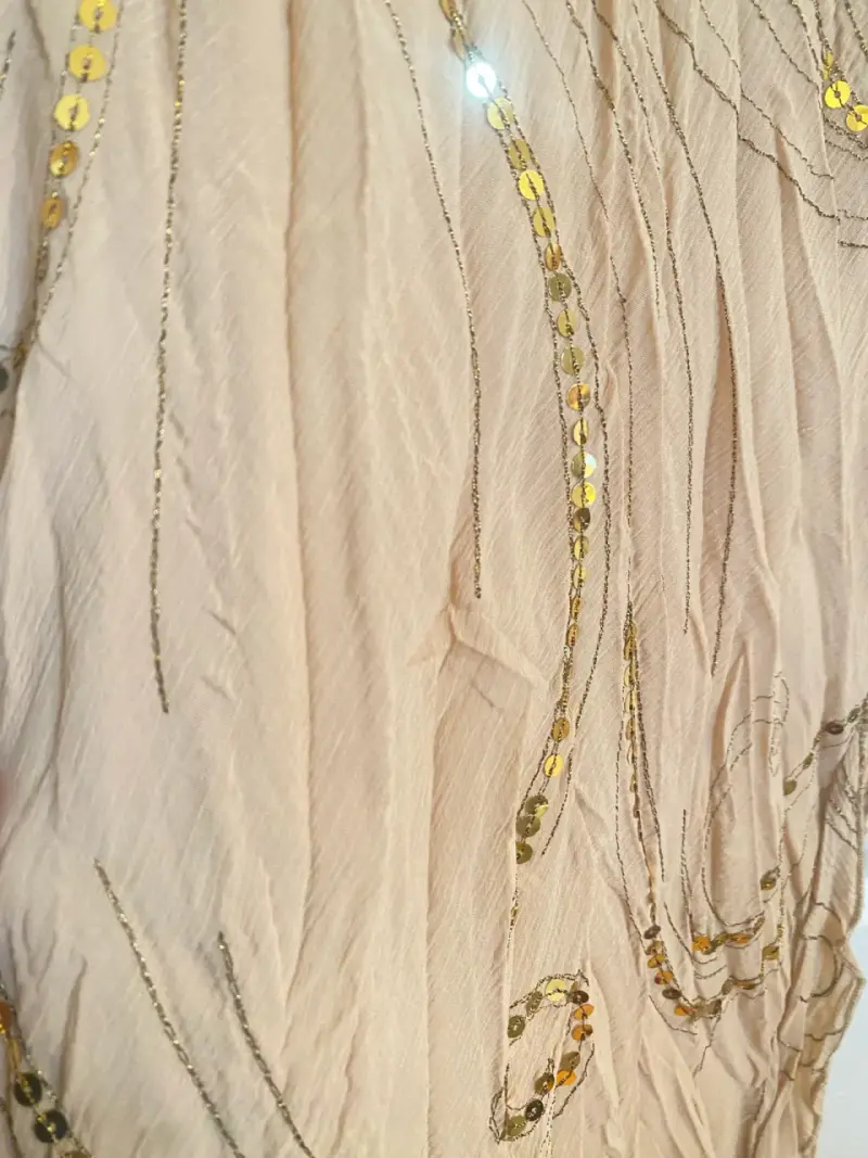 Vestido dosmilero largo con lentejuelas doradas - 5