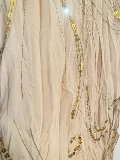Vestido dosmilero  largo  con lentejuelas doradas - miniatura 5