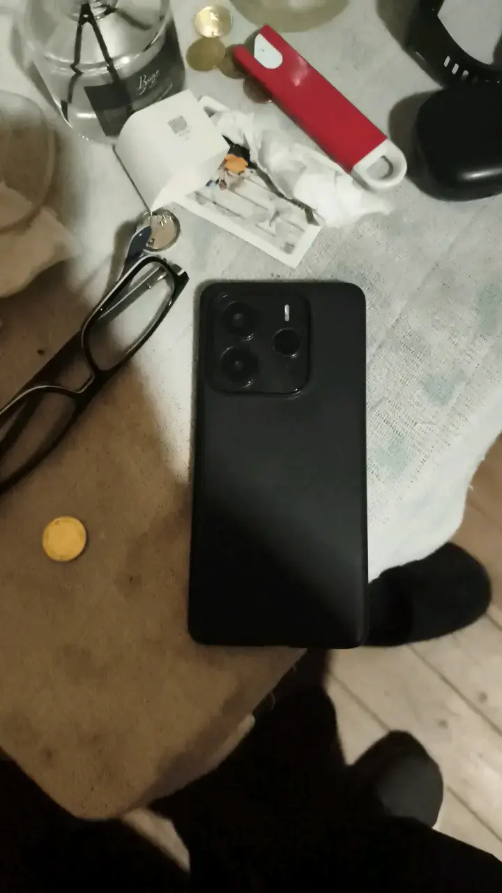 Smartphone negro con triple cámara trasera - 1