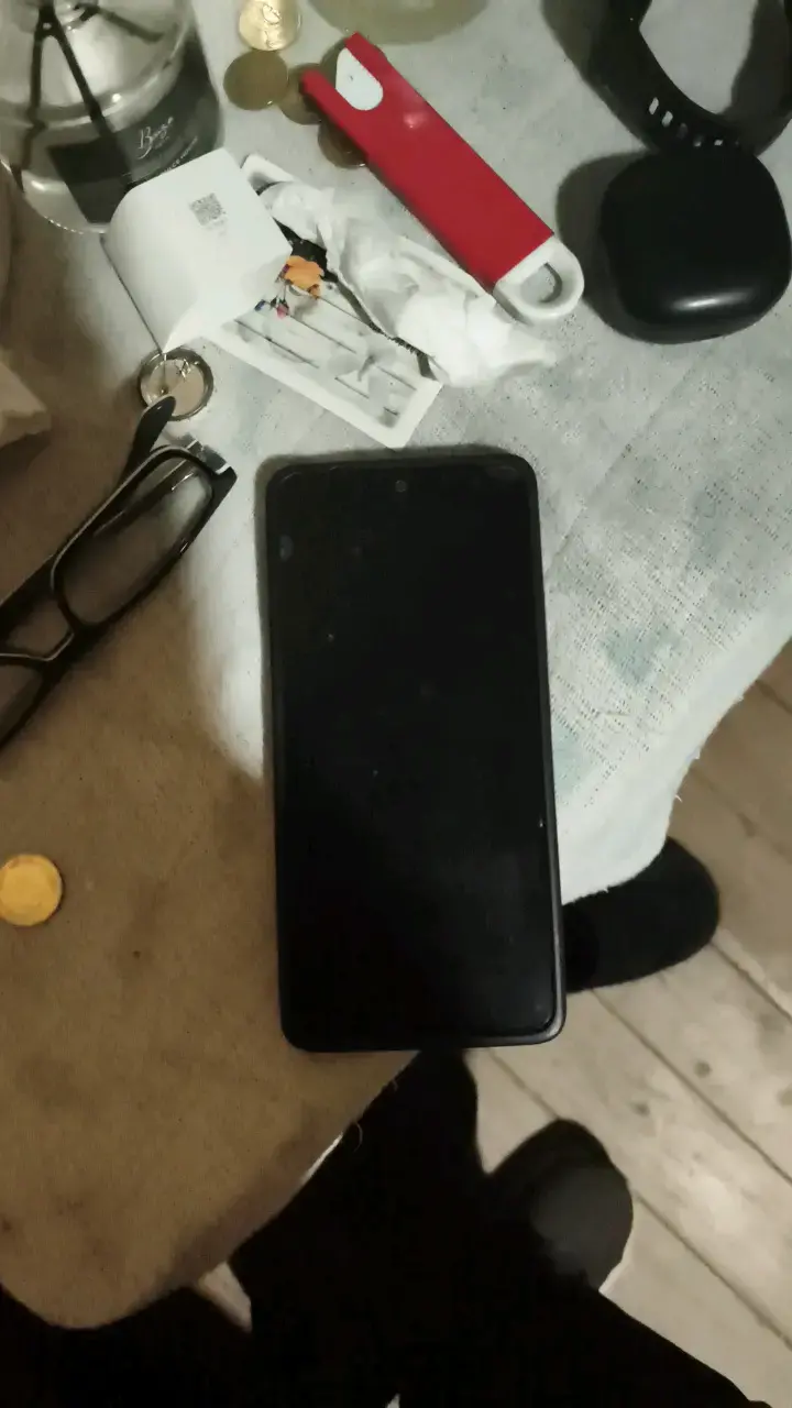 Smartphone negro con triple cámara trasera - 2