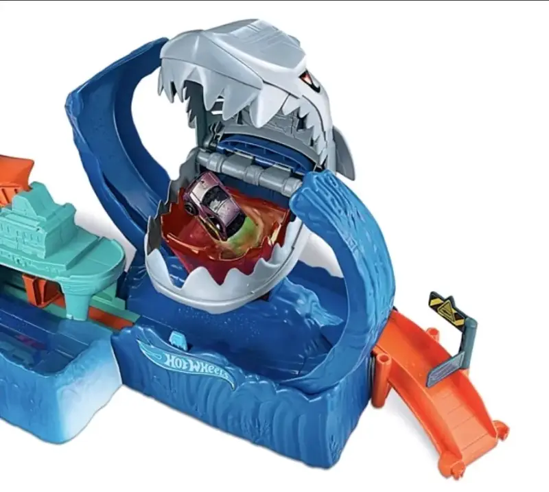 Pista de autos Hot Wheels con tiburón